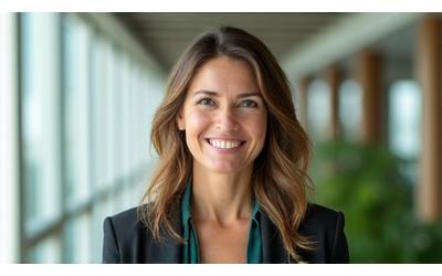 Portrait souriant d'un consultant expert en bilan carbone, dans un environnement professionnel et moderne.